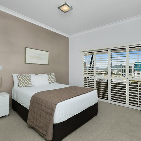 Mantra Esplanade Hotel Cairns Exterior photo
