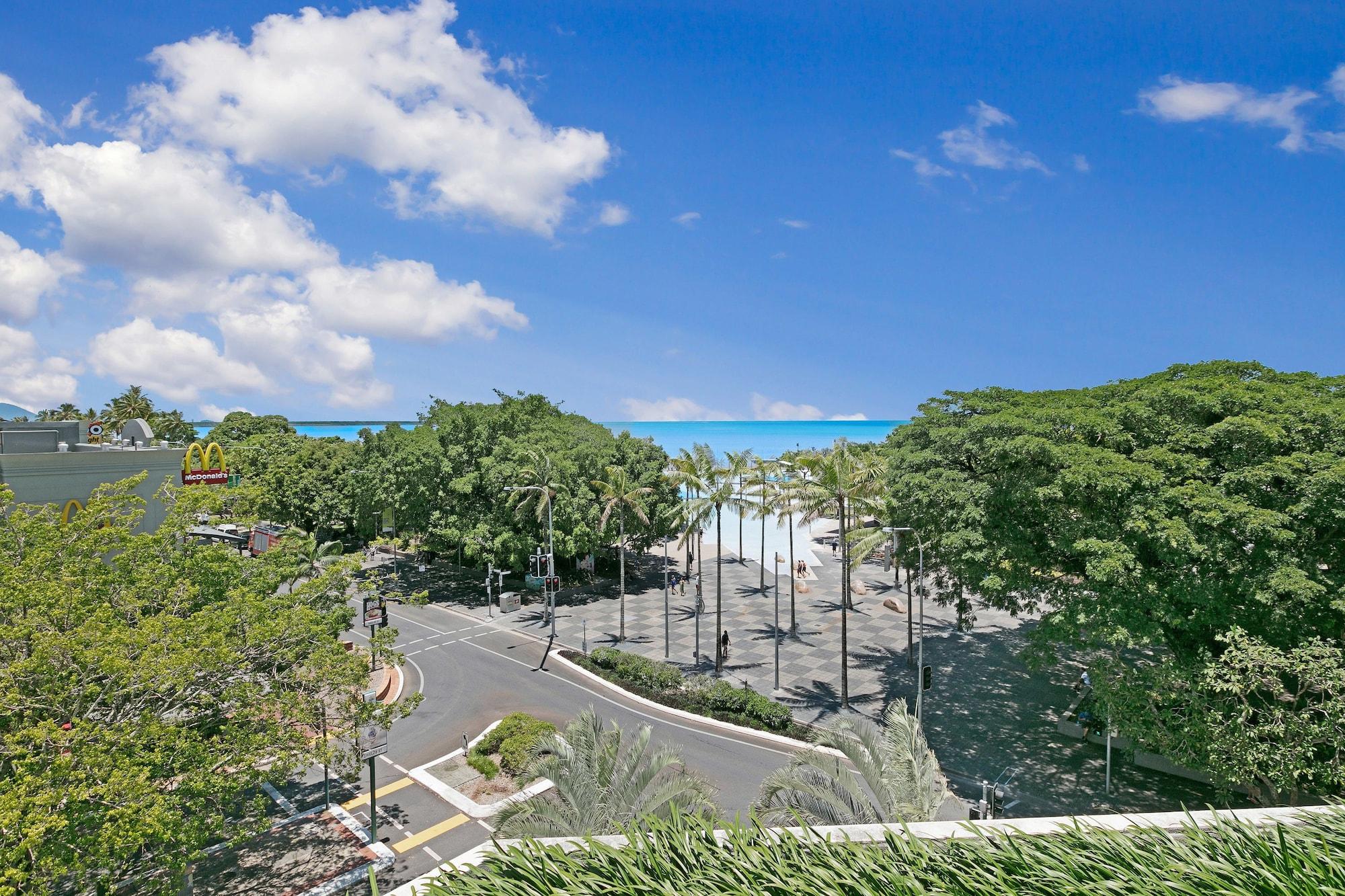 Mantra Esplanade Hotel Cairns Exterior photo