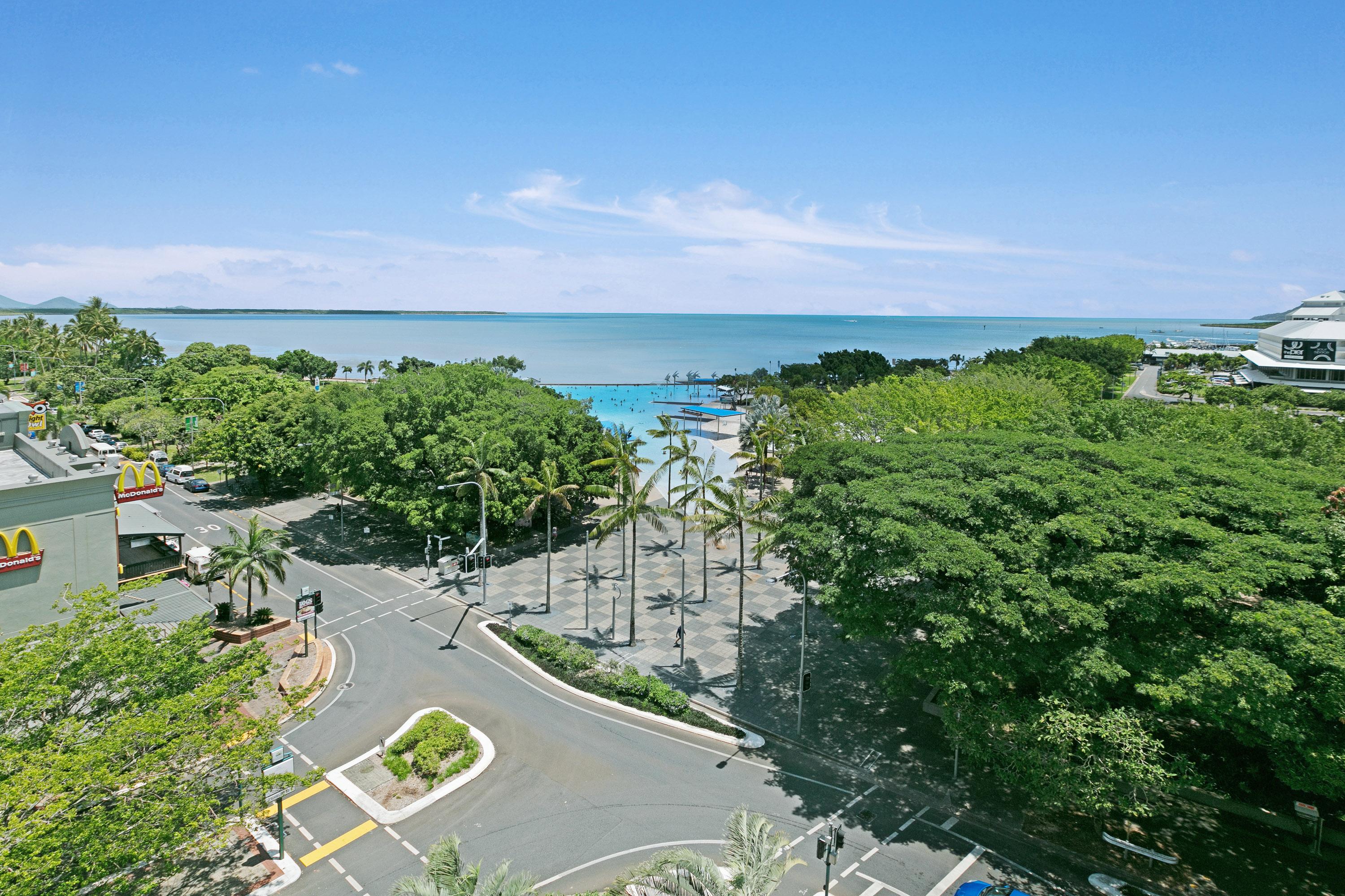 Mantra Esplanade Hotel Cairns Exterior photo
