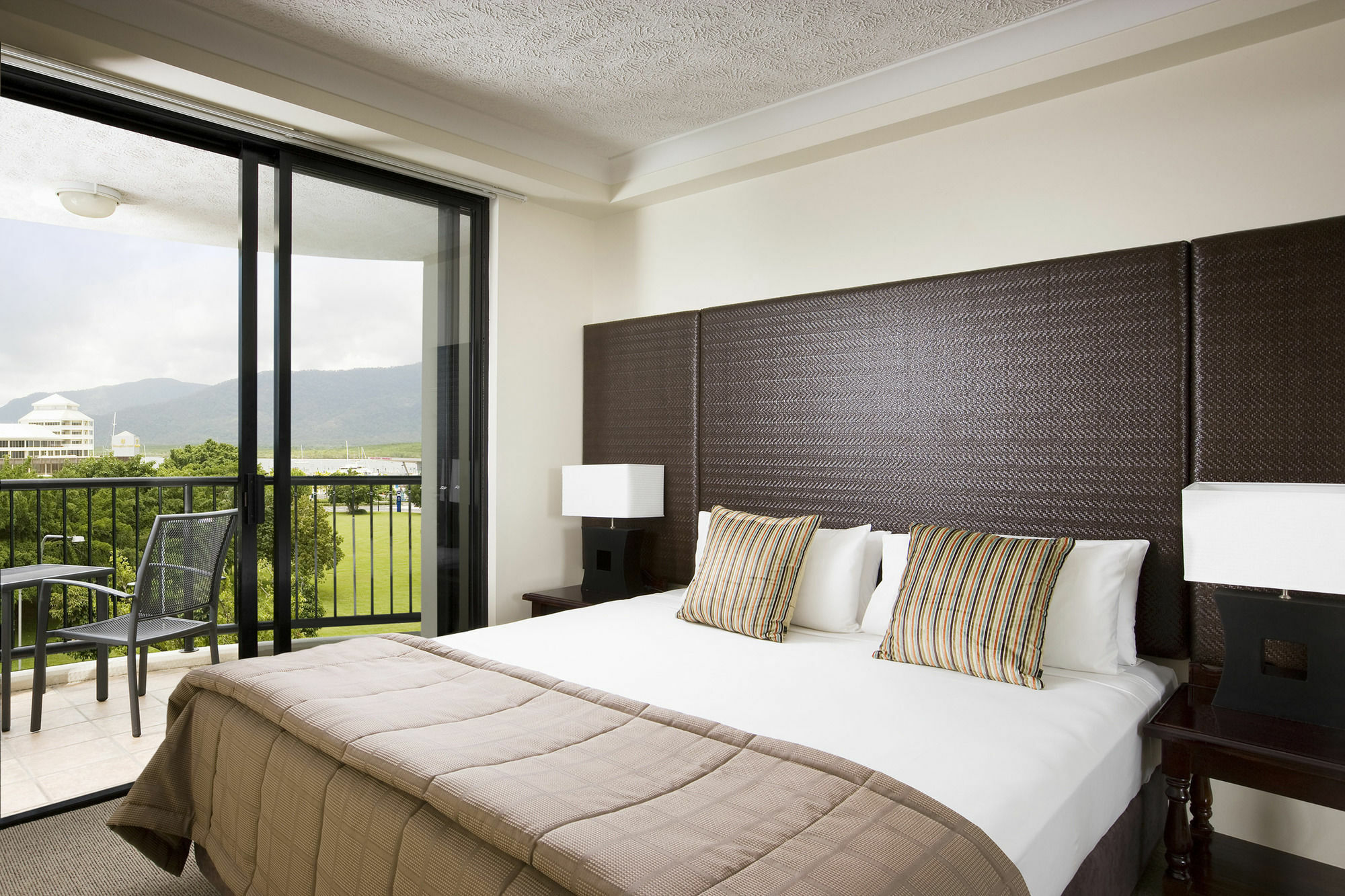 Mantra Esplanade Hotel Cairns Exterior photo
